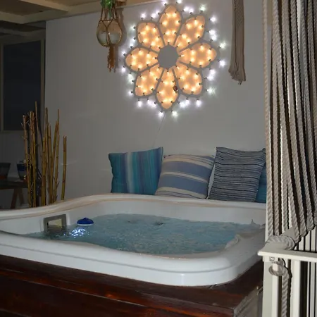 Vico Degli Ebrei - - Rooftop Jacuzzi بيت ضيافة